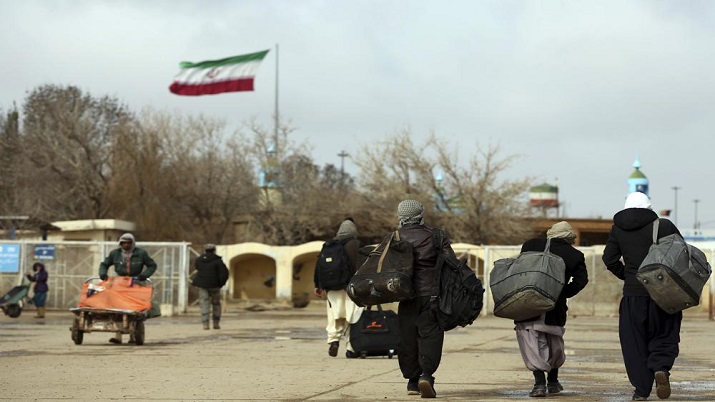 Afghans return to Afghanistan at the Islam Qala border with