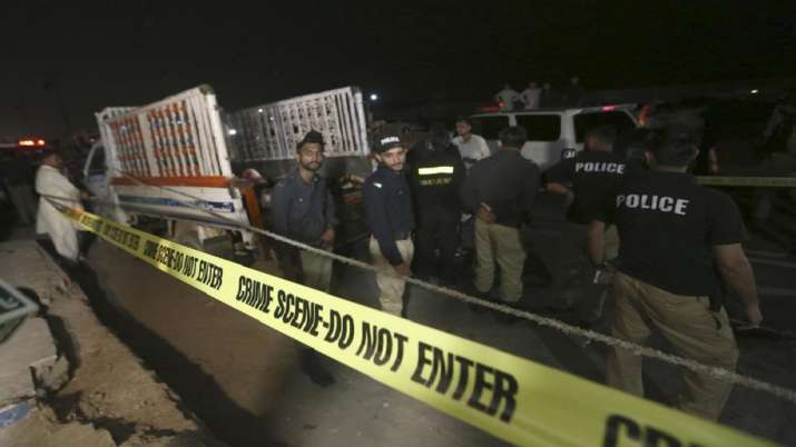 Truck explosion,  eleven killed,  injures, Pakistan, Karachi, Officials, latest international news u