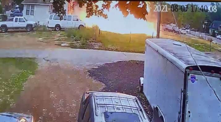 Single-engine plane crashes into house in Minnesota,