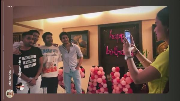 इंडिया टीवी - सारा अली खान का बर्थडे बैश गुलाबी गुब्बारे, क्लब सोडा और समूह चित्रों के बारे में है