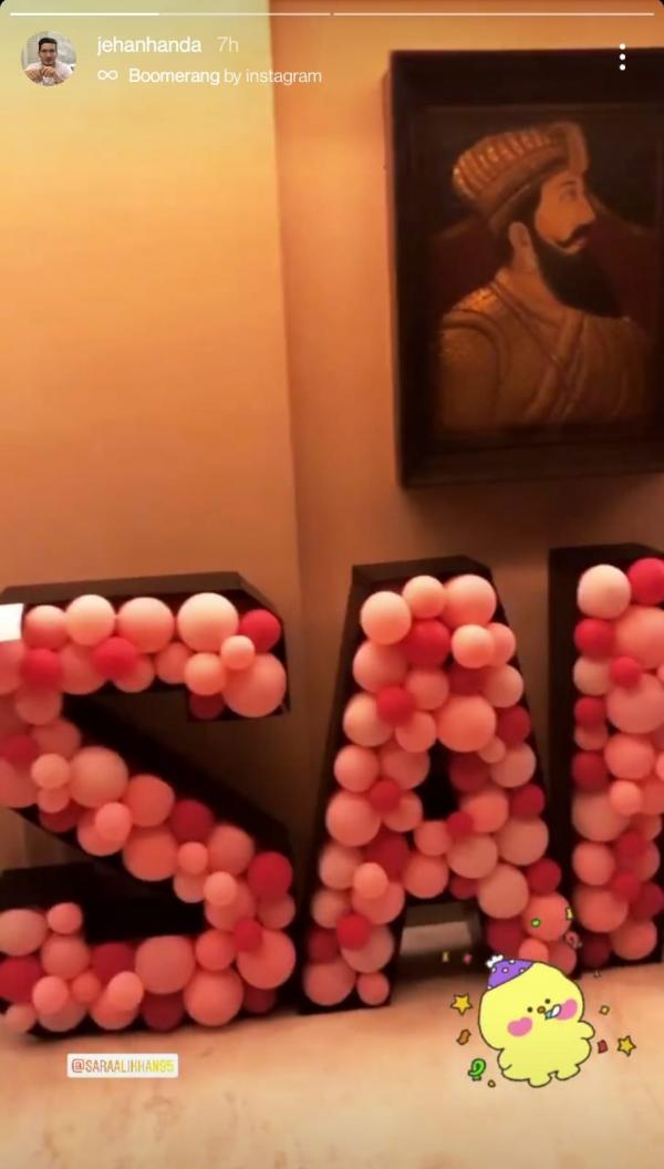 इंडिया टीवी - सारा अली खान का बर्थडे बैश गुलाबी गुब्बारे, क्लब सोडा और समूह चित्रों के बारे में है