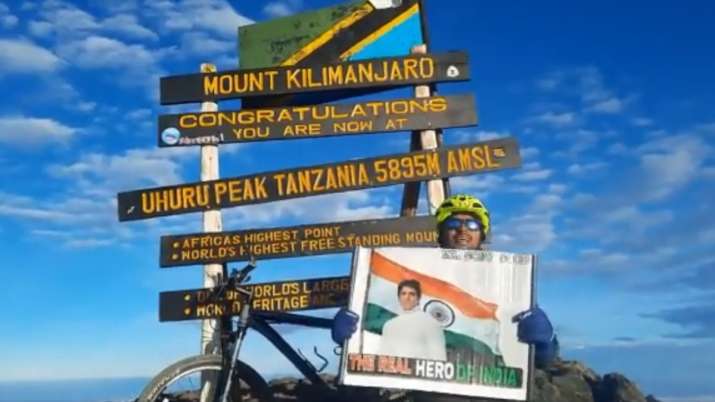 किलिमंजारो के शीर्ष पर पहुंचे साइकिल चालक, सोनू सूद के पोस्टर का अनावरण