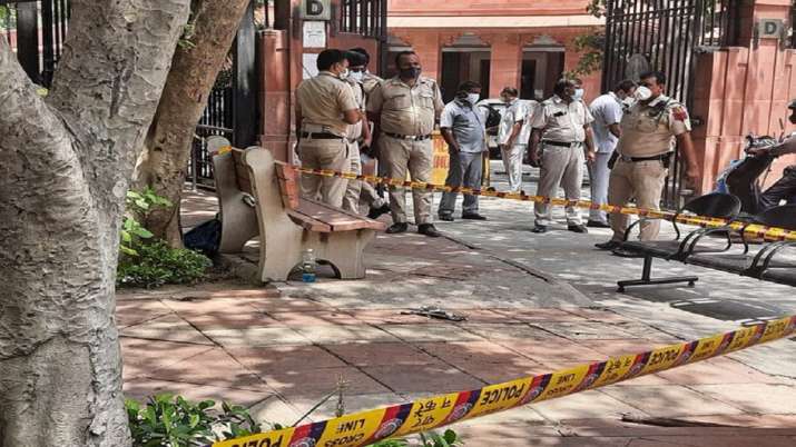Man dead, man attempted self immolation, Supreme Court, man succumbs injuries, latest national news