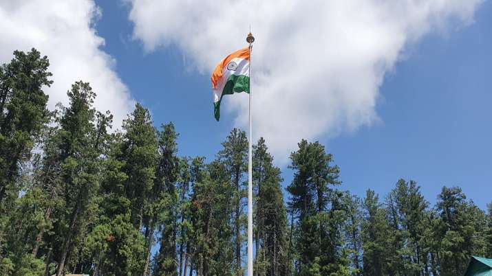 India Tv - Army installs 100 feet tall tricolour in Jammu and Kashmir's Gulmarg