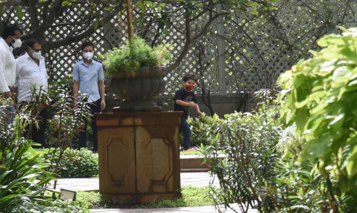 India Tv - Taimur Ali Khan at grandfather Randhir Kapoor's house