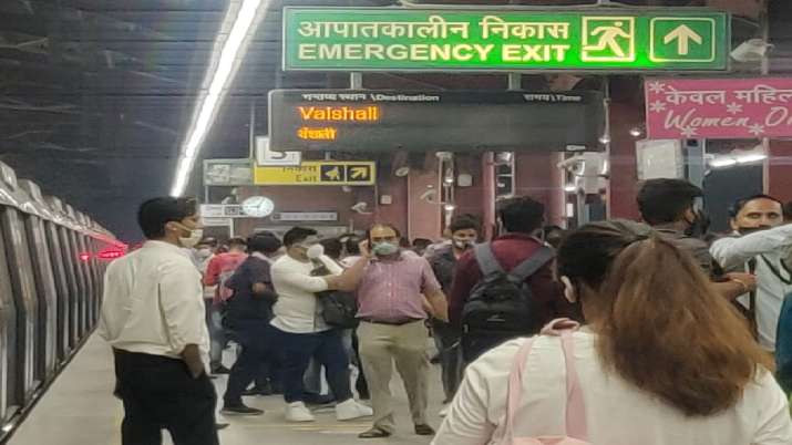 Yamuna Bank Metro, Delhi Metro, Delhi Metro Blue Line, Delhi Metro halted