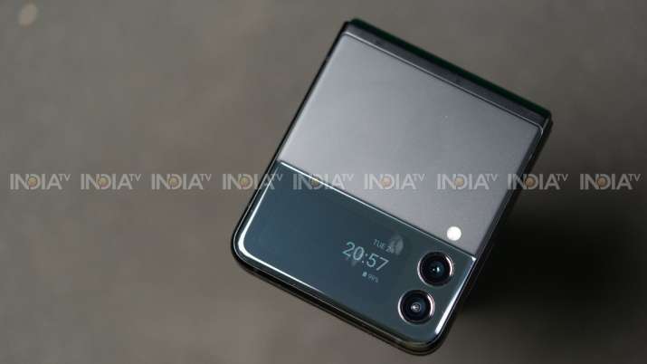 Samsung Galaxy Z Flip3 Review A Foldable That Finally Makes Sense Reviews News India Tv