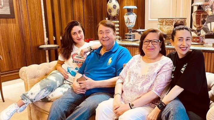 Kareena enjoys family time with parents & sister