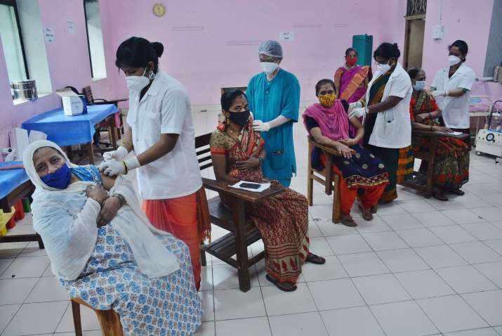 Thane: Health workers administered dose of Kovid-19 vaccine