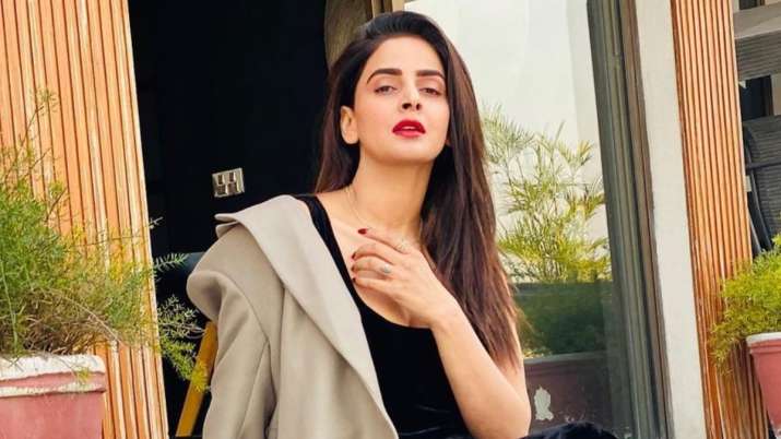 Pakistan court issues arrest warrants of 'Hindi Medium' star Saba Qamar