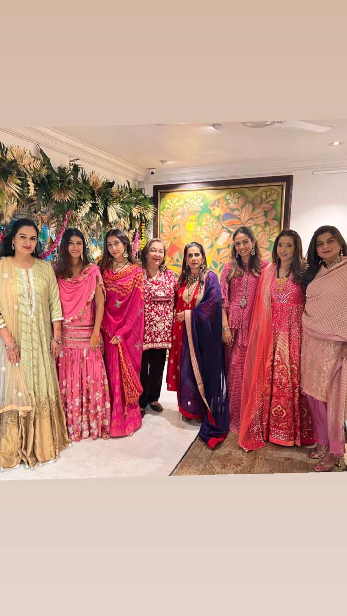 India Tv - Pics: Mira Rajput, Padmini Kolhapure and others celebrate Karwa Chauth at Anil Kapoor's house