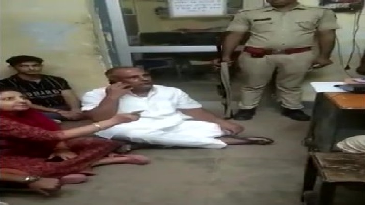 Meena Kanwar can be heard saying in the video: “Bacche
