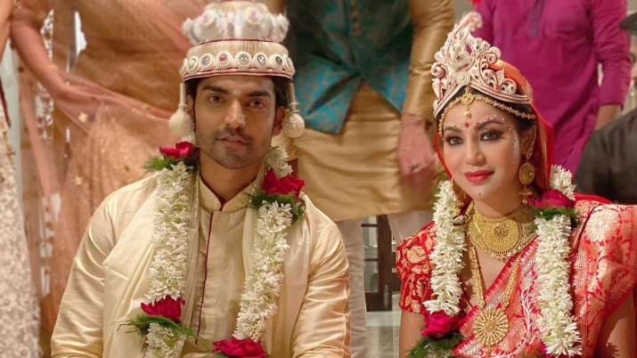 Gurmeet Choudhary, Debina Bonnerjee share Bengali wedding pictures, fans ask if it's their second ma