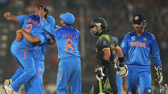 India Tv - The clash of India-Pakistan in Dhaka during the T20 World Cup 2014 was a low scoring affair won by I
