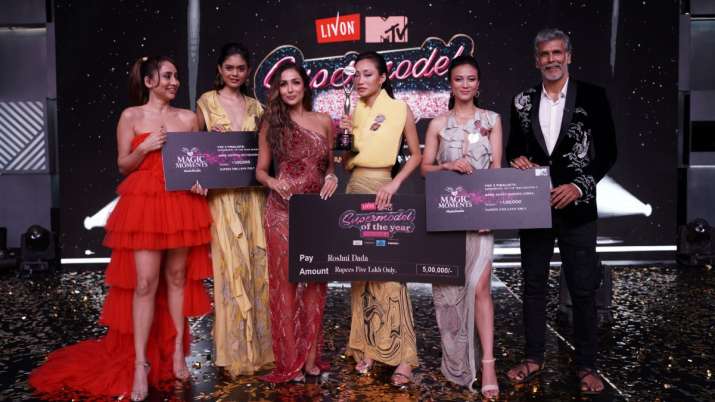 Supermodel of the Year 2 Winner Roshni Dada lifts trophy Malaika Arora Milind Soman Anusha Dandekar mtv show - Vimarsana News