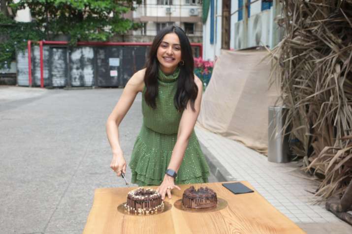 India Tv - Rakul Preet Singh celebrating birthday with paparazzi