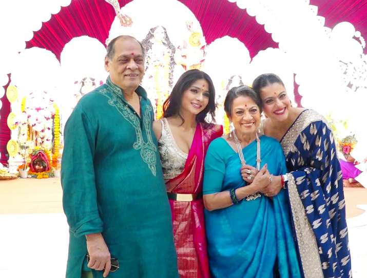 इंडिया टीवी - काजोल ने मां तनुजा, बहन तनीषा और बेटे युग के साथ मनाई दुर्गा अष्टमी