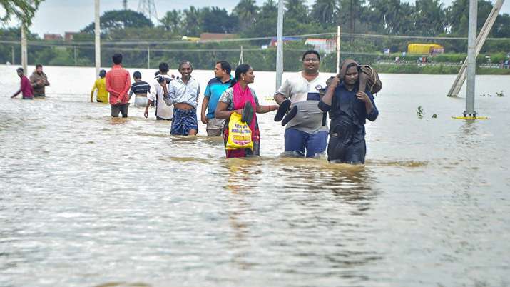 Andhra Pradesh banjir jalan rusak beberapa kereta dibatalkan jalur kereta api kereta api India hujan lebat update terbaru