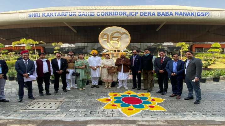 Grup yang dipimpin Punjab CM Charanjit Channi menawarkan doa di Kartarpur gurudwara Pakistan pembaruan terbaru