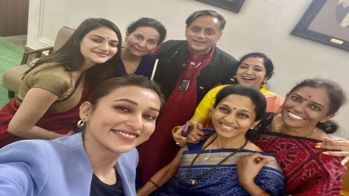 Selfie Tharoor dengan anggota parlemen wanita memicu pertengkaran;  pemimpin mengatakan ‘Maaf jika beberapa orang tersinggung’