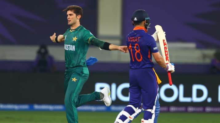 ICC मेन्स T20 Wo . के दौरान भारत के विराट कोहली के विकेट का जश्न मनाते हुए पाकिस्तान के शाहीन अफरीदी