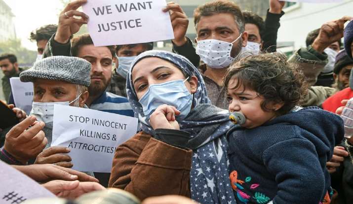Kerabat warga sipil yang tewas dalam bentrokan dipindahkan oleh polisi dari lokasi protes di Srinagar: Pejabat