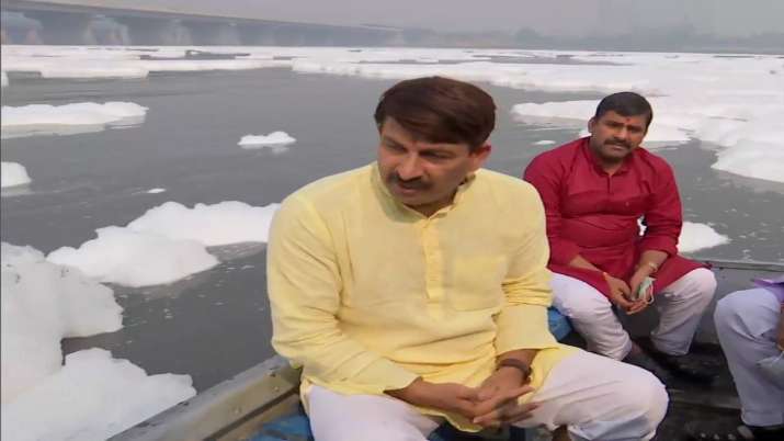 BJP's Manoj Tiwari's boat ride in foam-covered Yamuna