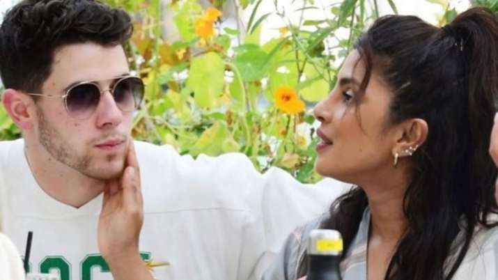 Priyanka Chopra extends support to husband Nick Jonas as he shares health troubles with diabetes Priyanka Chopra extends support to husband Nick Jonas as he shares health troubles with diabetes