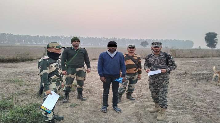Gerakan niat baik!  BSF menyerahkan Pak nasional kepada penjaga yang melintasi perbatasan secara tidak sengaja