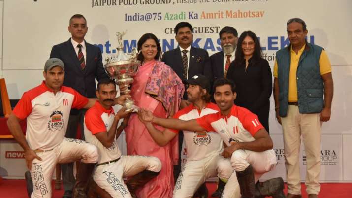 विमल एरियन अचीवर्स के खिलाड़ी सांसद मीनाक्षी लेखी (गुलाबी रंग में) से विजेता ट्रॉफी प्राप्त करते हैं।