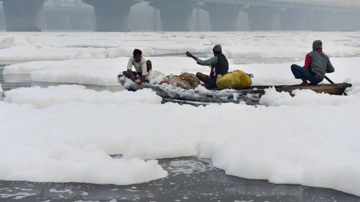 Chhath Puja: Pemerintah Delhi mengerahkan 15 perahu untuk menghilangkan busa beracun dari sungai Yamuna