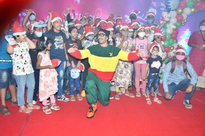 India Tv - Ranveer Singh celebrates Christmas with kids