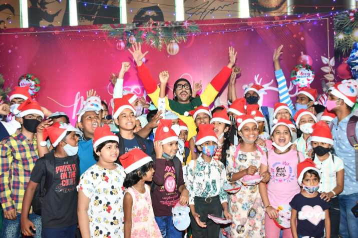 India Tv - Ranveer Singh celebrates Christmas with kids