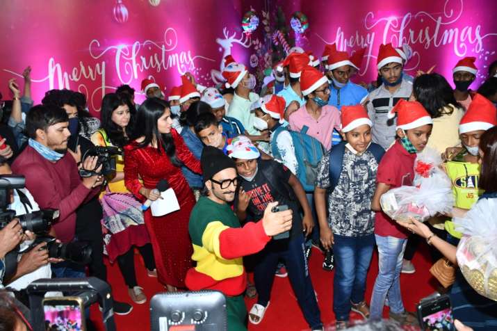 India Tv - Ranveer Singh celebrates Christmas with kids