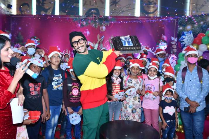 Ranveer Singh menyebarkan keceriaan Natal dengan anak-anak dengan