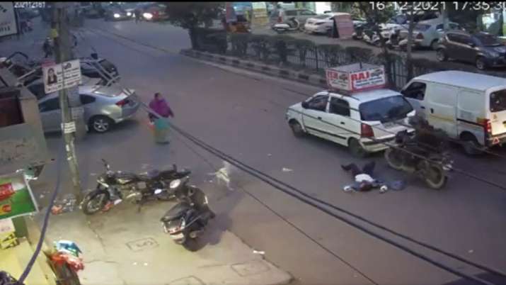 2 people on scooty dragged the victim on the road