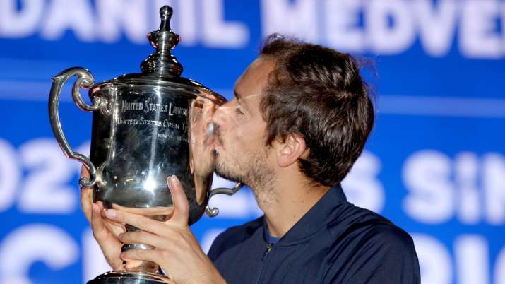 India TV - Daniil Medvedev l-a învins pe Djokovic în seturi drepte 6-4, 6-4, 6-4, pentru a câștiga primul său titlu de Grand Slam.