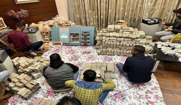 I-T raids recover ₹150 cr from businessman who launched Samajwadi Party&#39;s  perfume; BJP targets Akhilesh yadav | India News – India TV