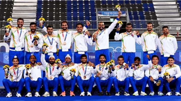 India Tv - Indian men's hockey team celebrating after winning the bronze medal at Tokyo 2020