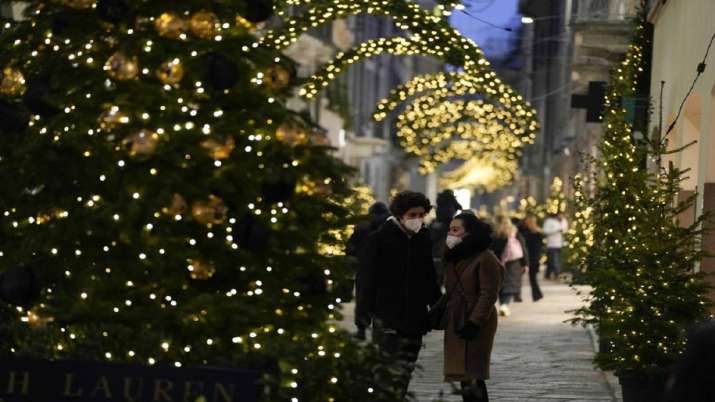 Varian Omicron: Italia memperketat aturan tentang perayaan musim liburan yang tidak divaksinasi saat kasus meningkat