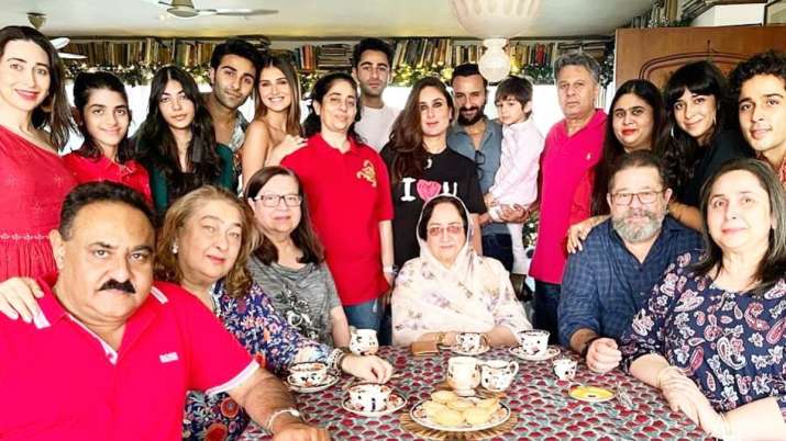 Natal 2021: Di dalam foto & video makan siang tahunan keluarga Kapoor, Kareena Kapoor-Saif, Tara Sutaria hadir