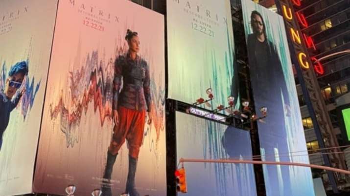 Priyanka Chopra Jonas membuat heboh di Times Square menjelang rilis Matrix Resurrections Keanu Reeves