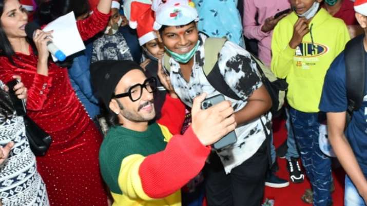 Ranveer Singh menyebarkan keceriaan Natal dengan anak-anak dengan