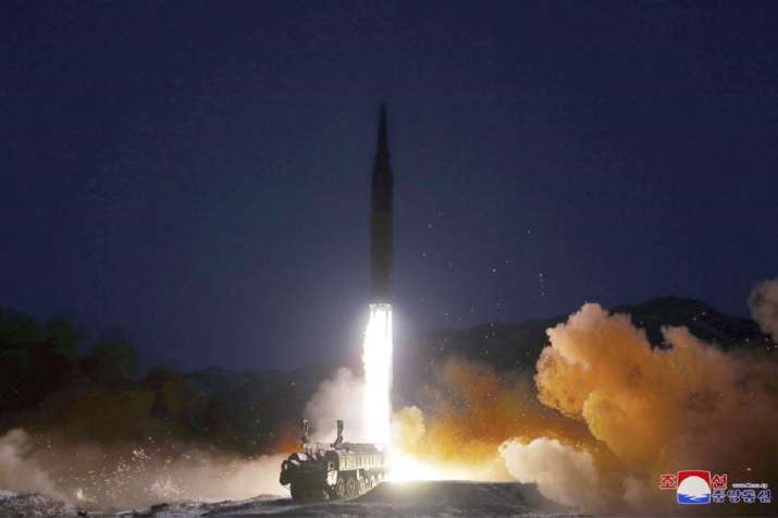 Korea Utara menembakkan rudal baru sebagai tanggapan atas sanksi AS