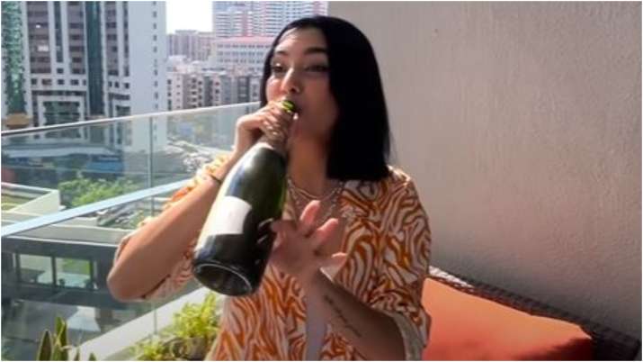 VIDEO: Aaliyah, putri Anurag Kashyap, berusia 21 tahun, merayakannya dengan menyesap alkohol ‘legal’ pertama