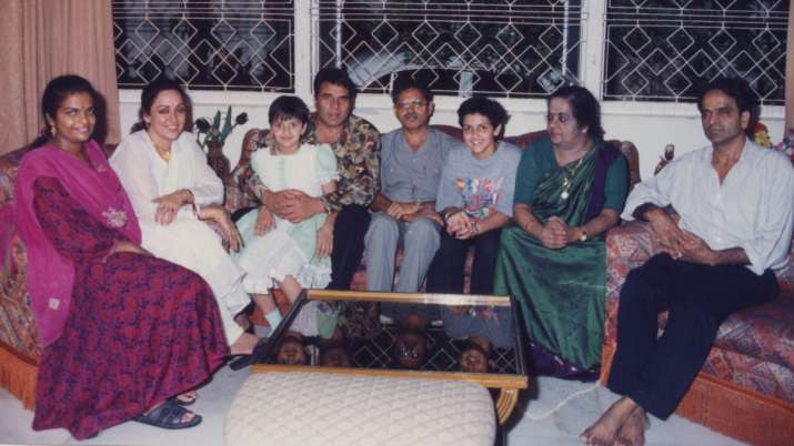 हेमा मालिनी ने प्यारी थ्रोबैक तस्वीरों के साथ मां जया चक्रवर्ती को किया याद