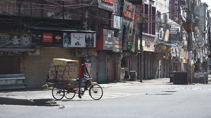 दिल्ली सरकार ने सप्ताहांत में कर्फ्यू, पाबंदियां खत्म करने की सिफारिश की