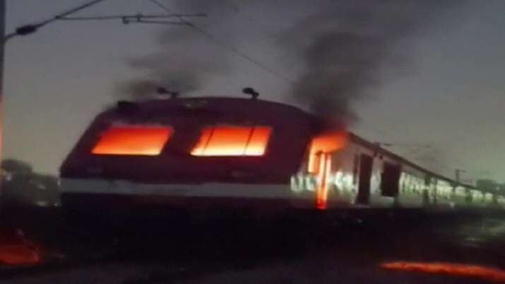Siswa Bihar membakar kereta api memprotes hasil ujian Dewan Perekrutan Kereta Api