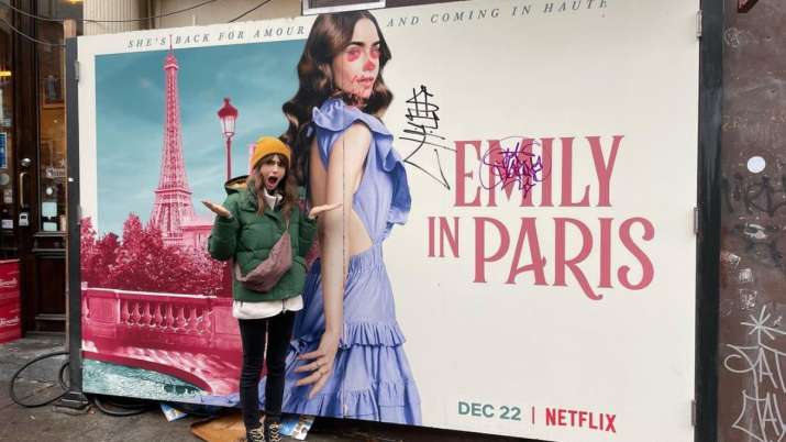 लिली कोलिन्स ने 'एमिली इन पेरिस' के पोस्टर पर भित्तिचित्रों पर प्रतिक्रिया दी