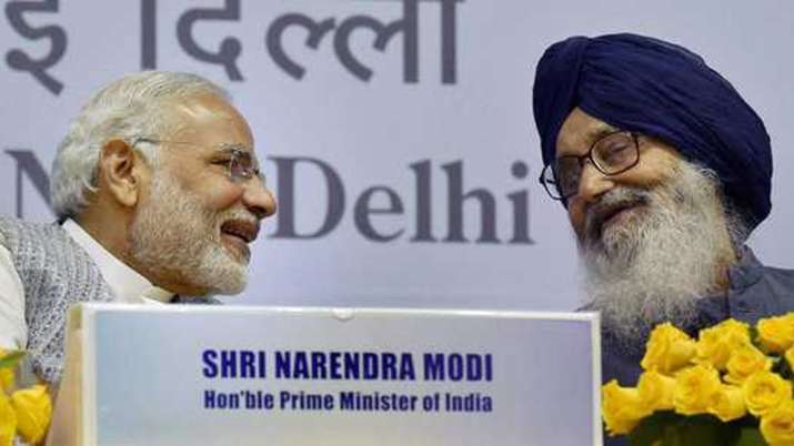 प्रधानमंत्री नरेंद्र मोदी और प्रकाश सिंह बादल एक साथ